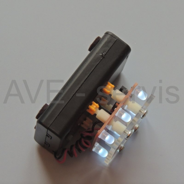 Elektronická hrací kostka s vibrací červené či bílé LED